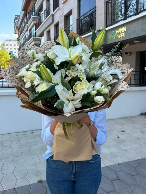 Beyaz Şaheser Lilyum ve Gül Buketi