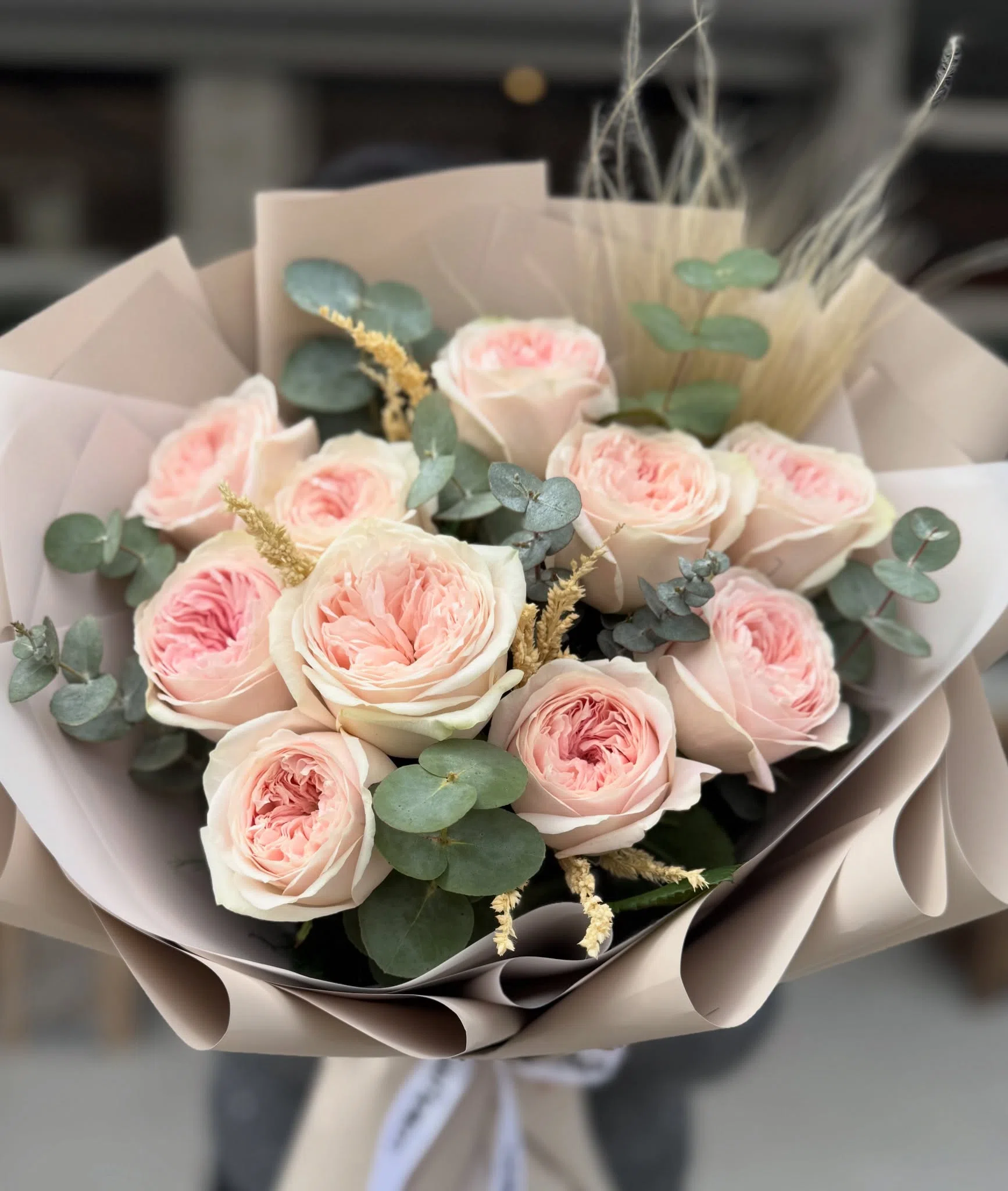 Pastel Pembe İthal Gül Buketi – Okaliptüs Detaylı, Özel Tasarım