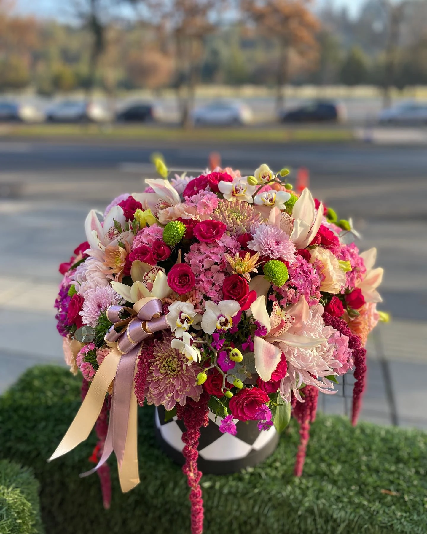 Pembe İhtişam – Orkideli Fuşya Gül ve Pastel Krizantem Aranjmanı
