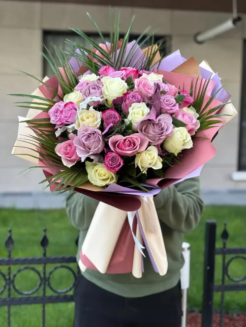 Pembe ve Beyaz Güllerden Zarif Buket