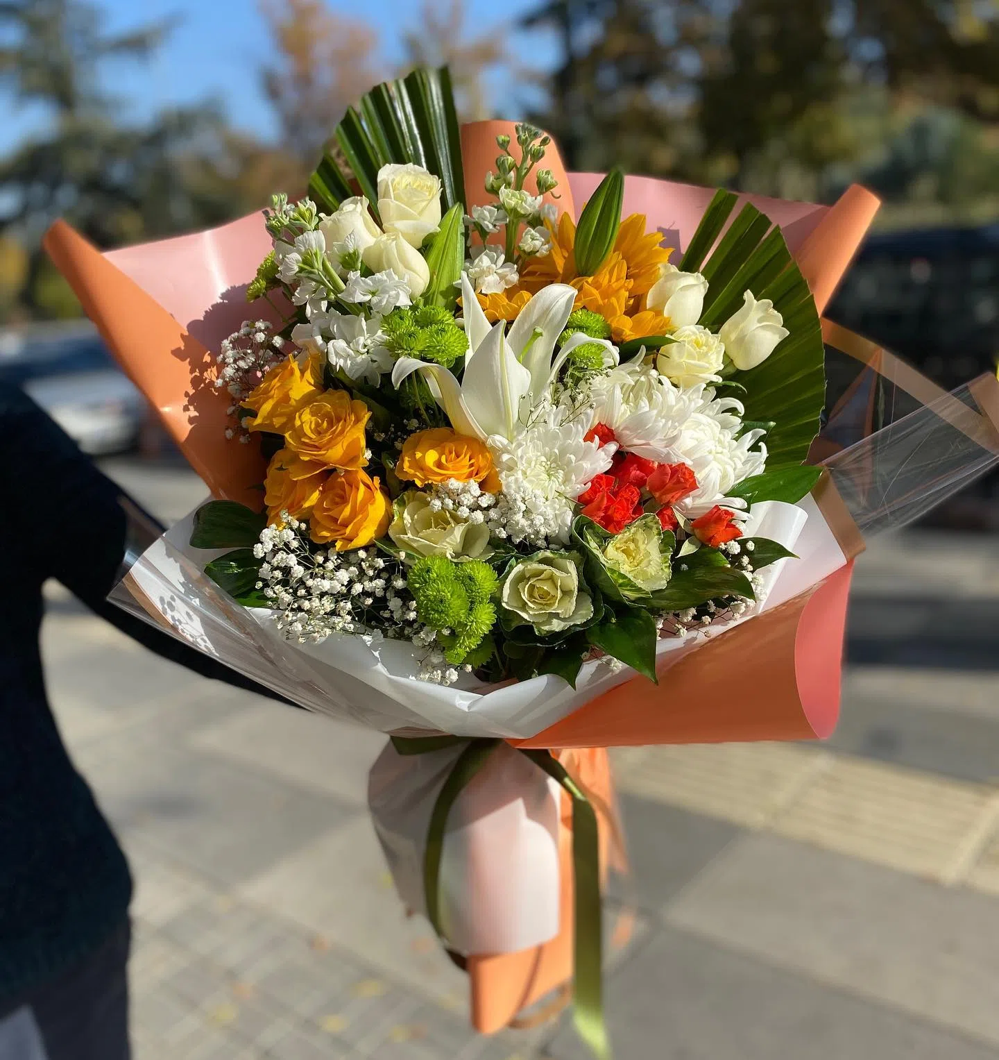 Ayçiçeği, Sarı Gül ve Beyaz Lilyum Buketi – Turuncu Ambalajlı Özel Tasarım