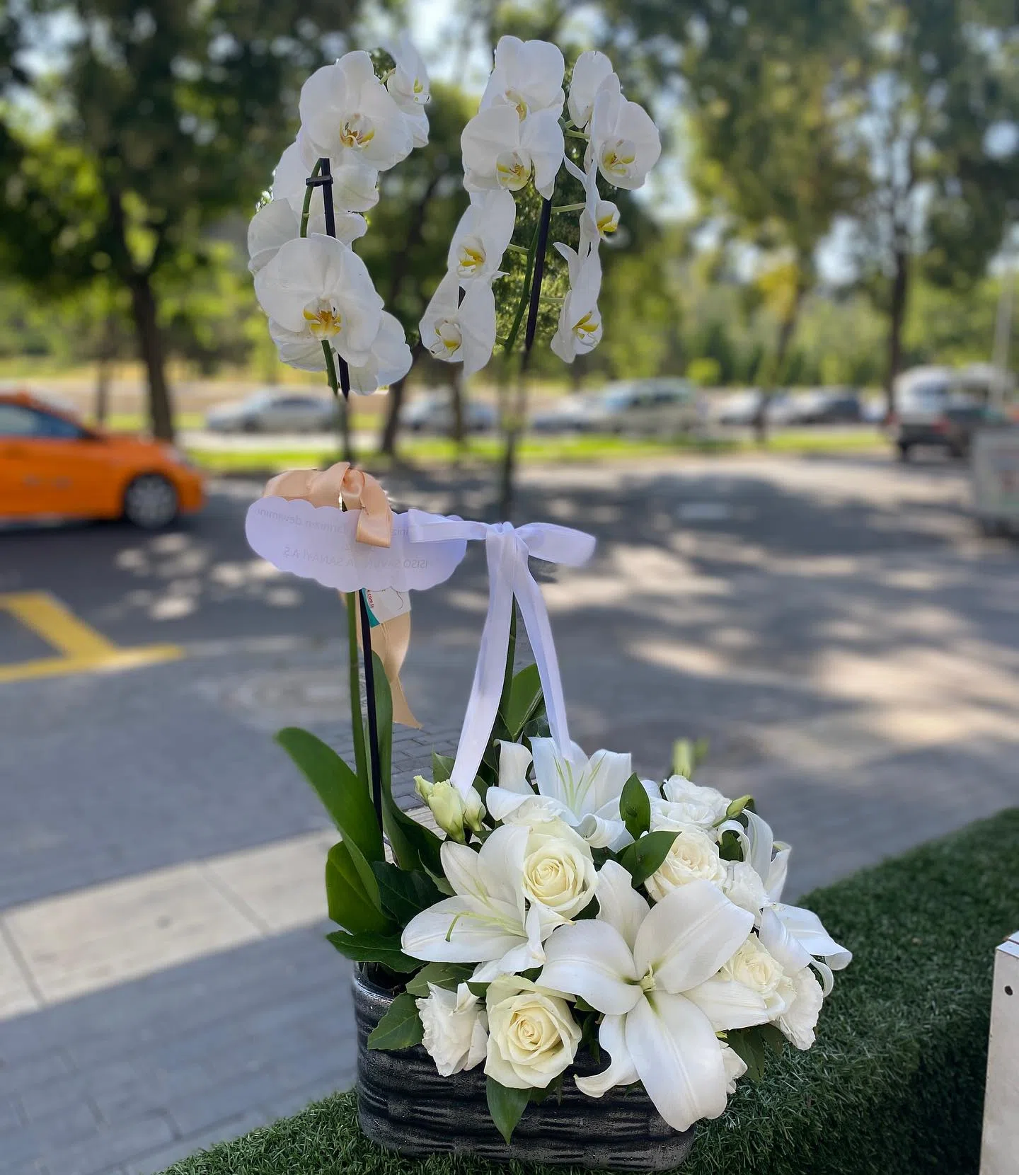 Safir Beyazı – Beyaz Orkide, Lilyum ve Gül Aranjmanı
