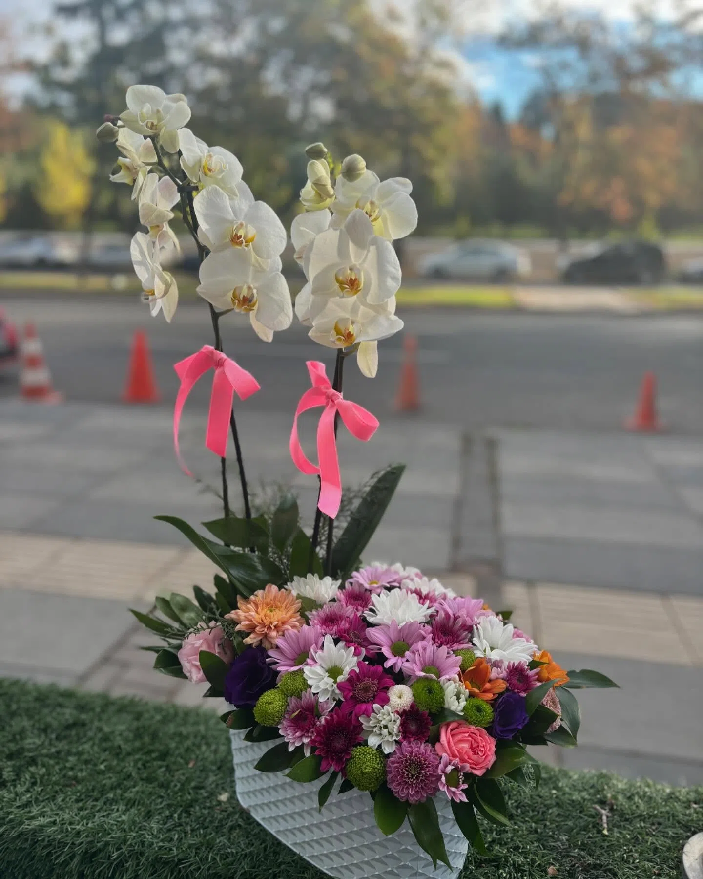 Pembe Bahar – Beyaz Orkide ve Renkli Mevsim Çiçekleri Aranjmanı