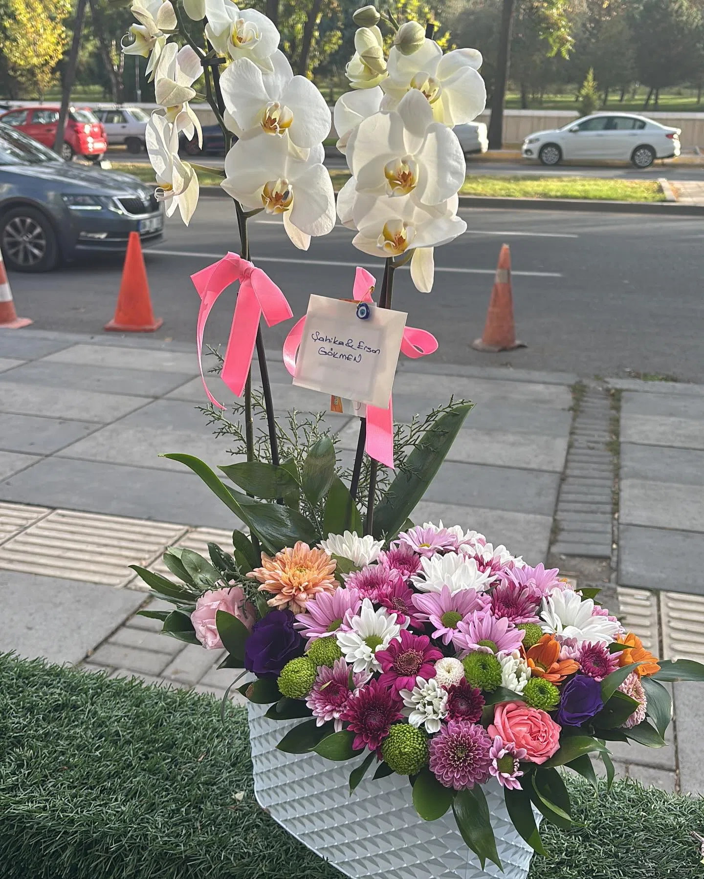 Pembe Bahar – Beyaz Orkide ve Renkli Mevsim Çiçekleri Aranjmanı