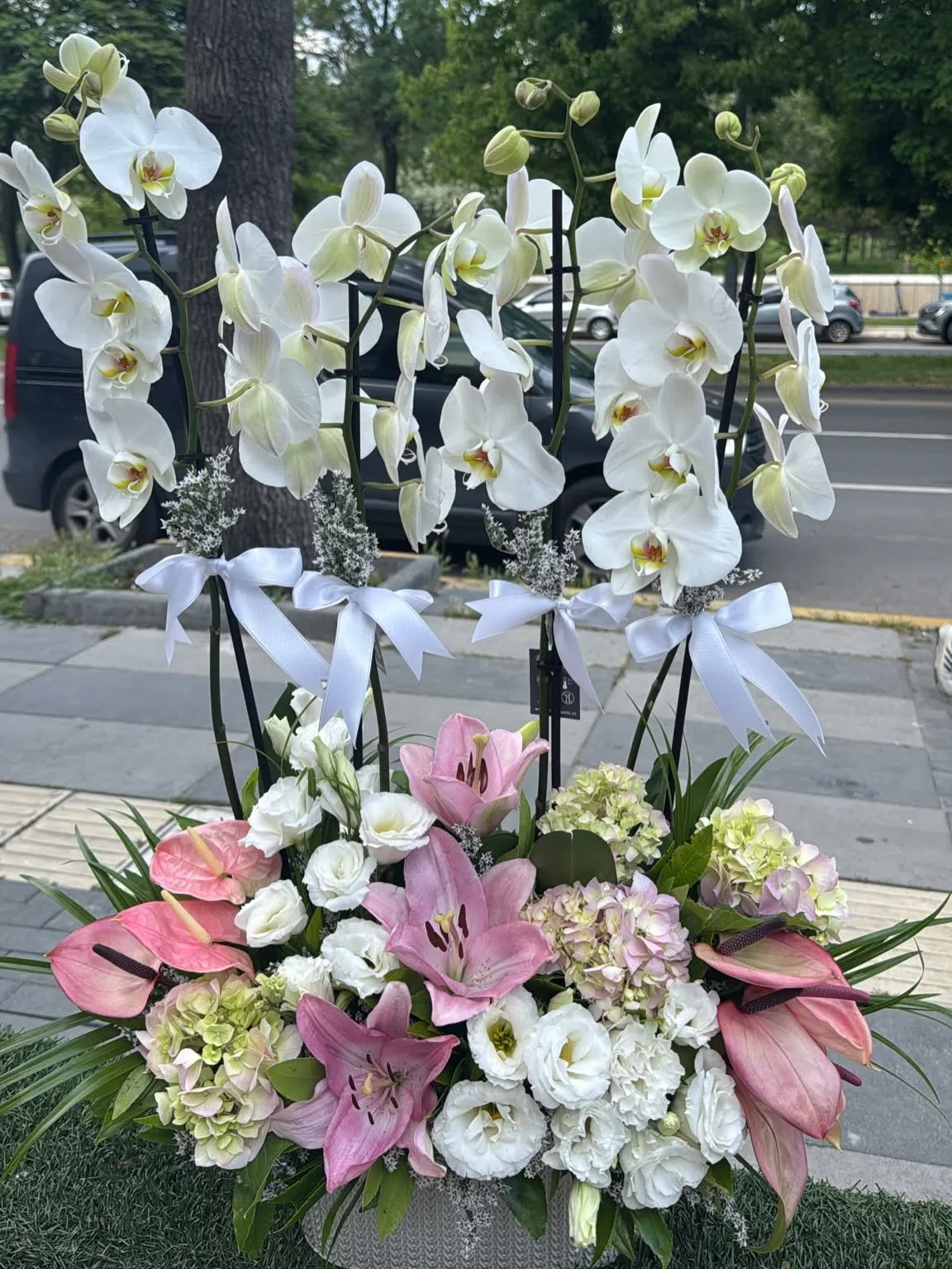 Beyaz Orkideli Pembe Lilyum Aranjmanı – Zarafetin En Özel Hali