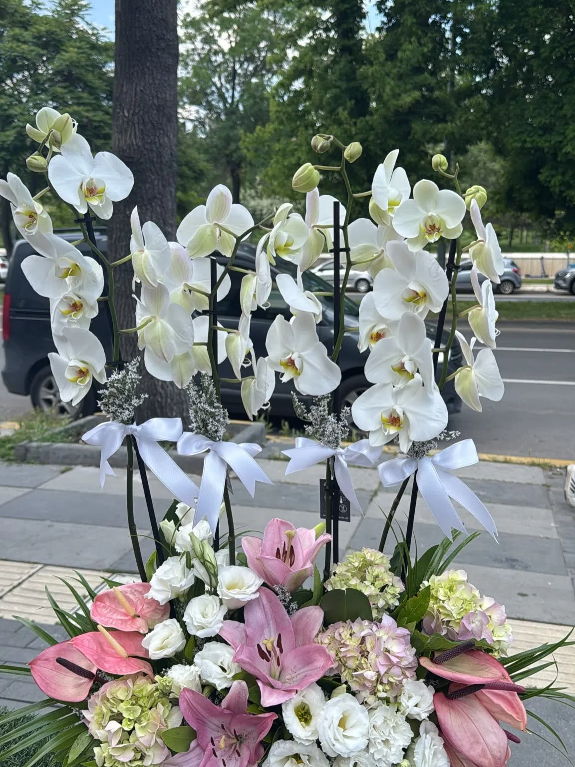 Beyaz Orkideli Pembe Lilyum Aranjmanı – Zarafetin En Özel Hali