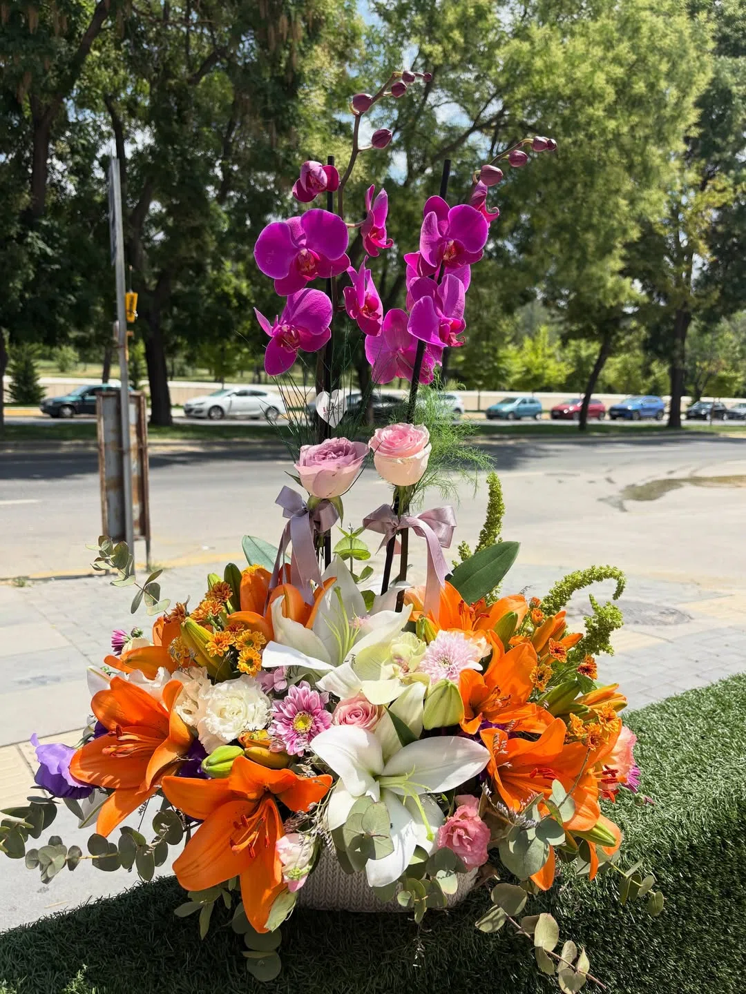 Mor Orkideli Lilyum ve Gül Aranjmanı – Renklerin Büyüleyici Uyumu