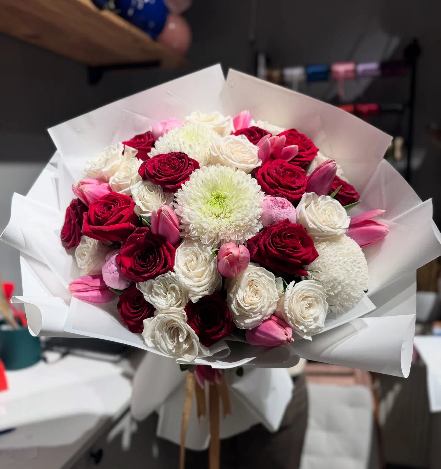 Kırmızı Beyaz Gül ve Pembe Lale Buketi