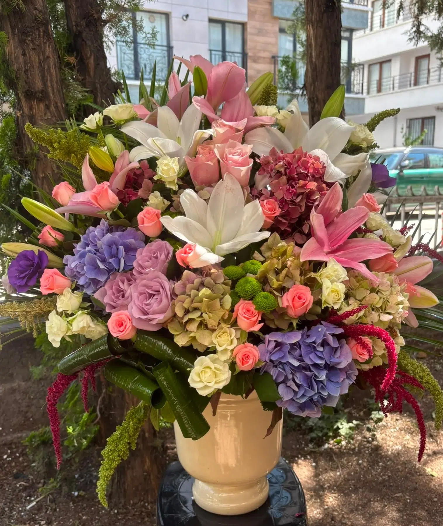 Pembe Tutku – Lilyumlu, Güllü ve Ortancalı Lüks Seramik Vazo Aranjmanı