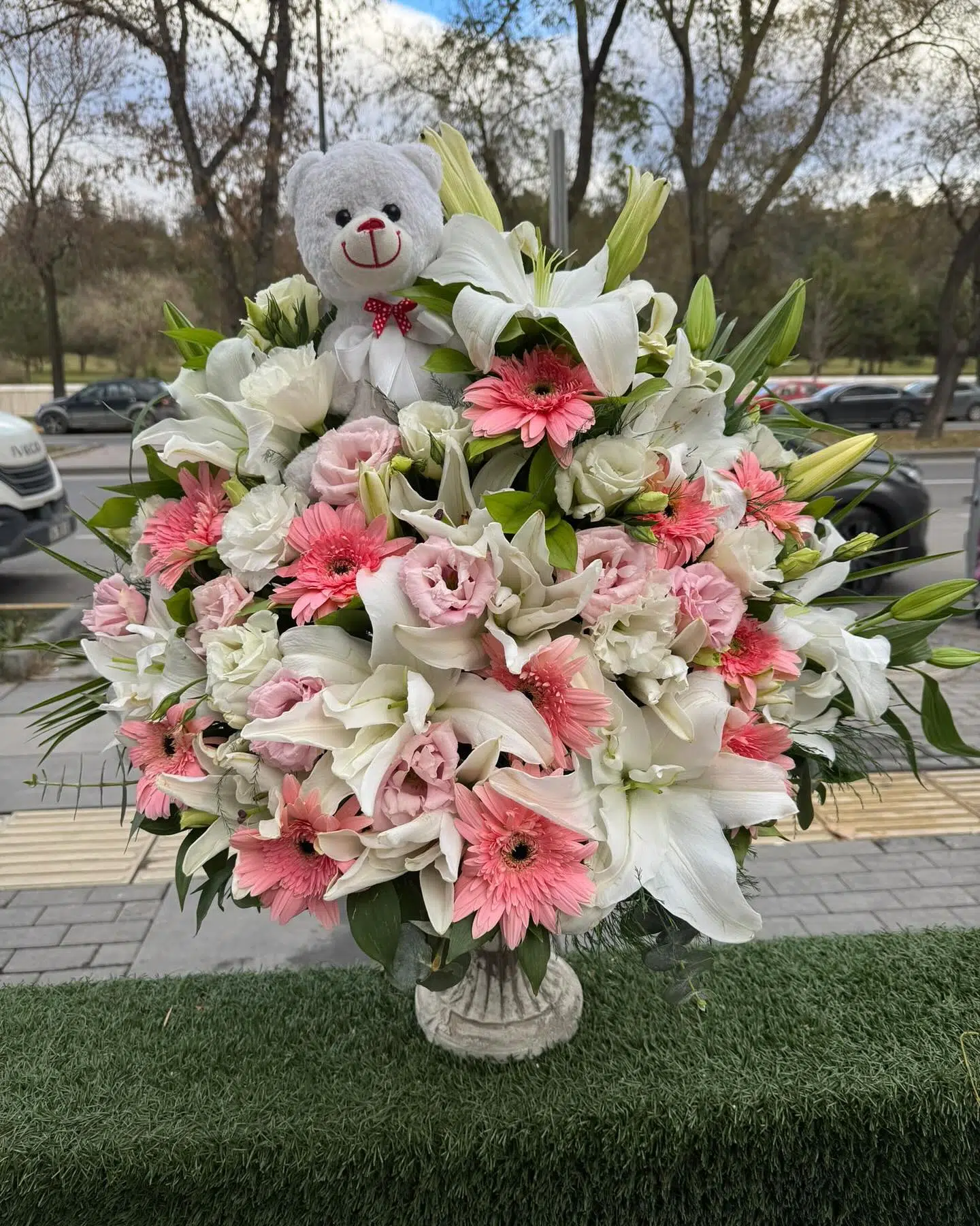Pembe Masal – Beyaz Lilyumlu, Pembe Gerberalı ve Peluş Ayıcıklı Lüks Vazo Aranjmanı