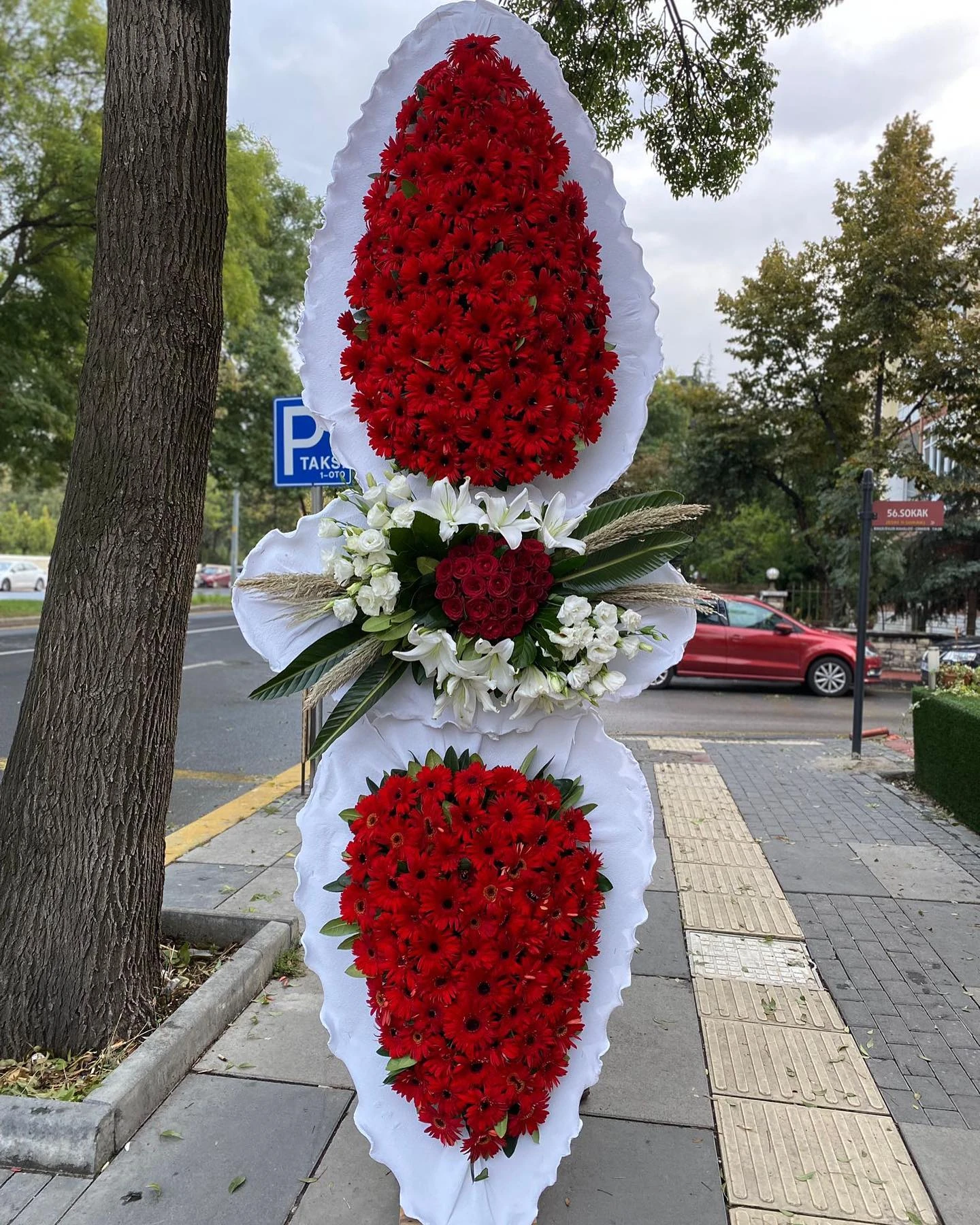 Kırmızı Gerbera ve Beyaz Lilyumlu Gösterişli Çift Katlı Çelenk
