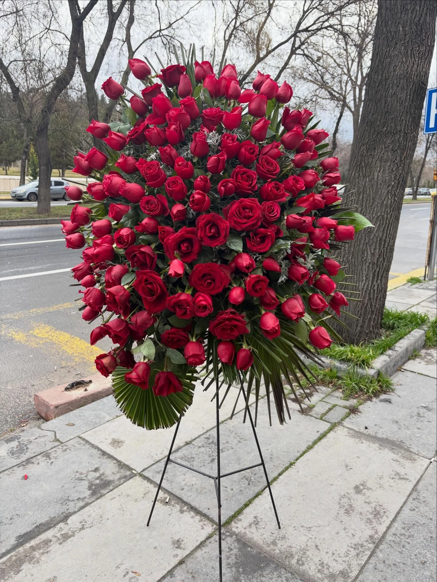Gösterişli Kırmızı Gül Ayaklı Çelenk