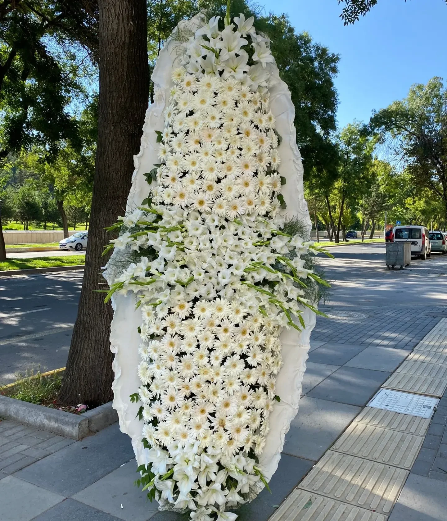 Beyaz Lilyum ve Gerberalı Gösterişli Dikey Çelenk