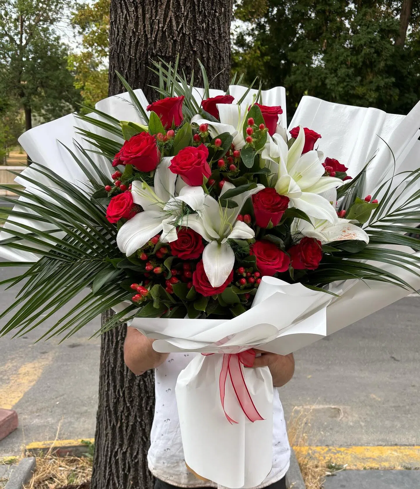 Kırmızı Gül ve Beyaz Lilyumdan Gösterişli Premium Buket