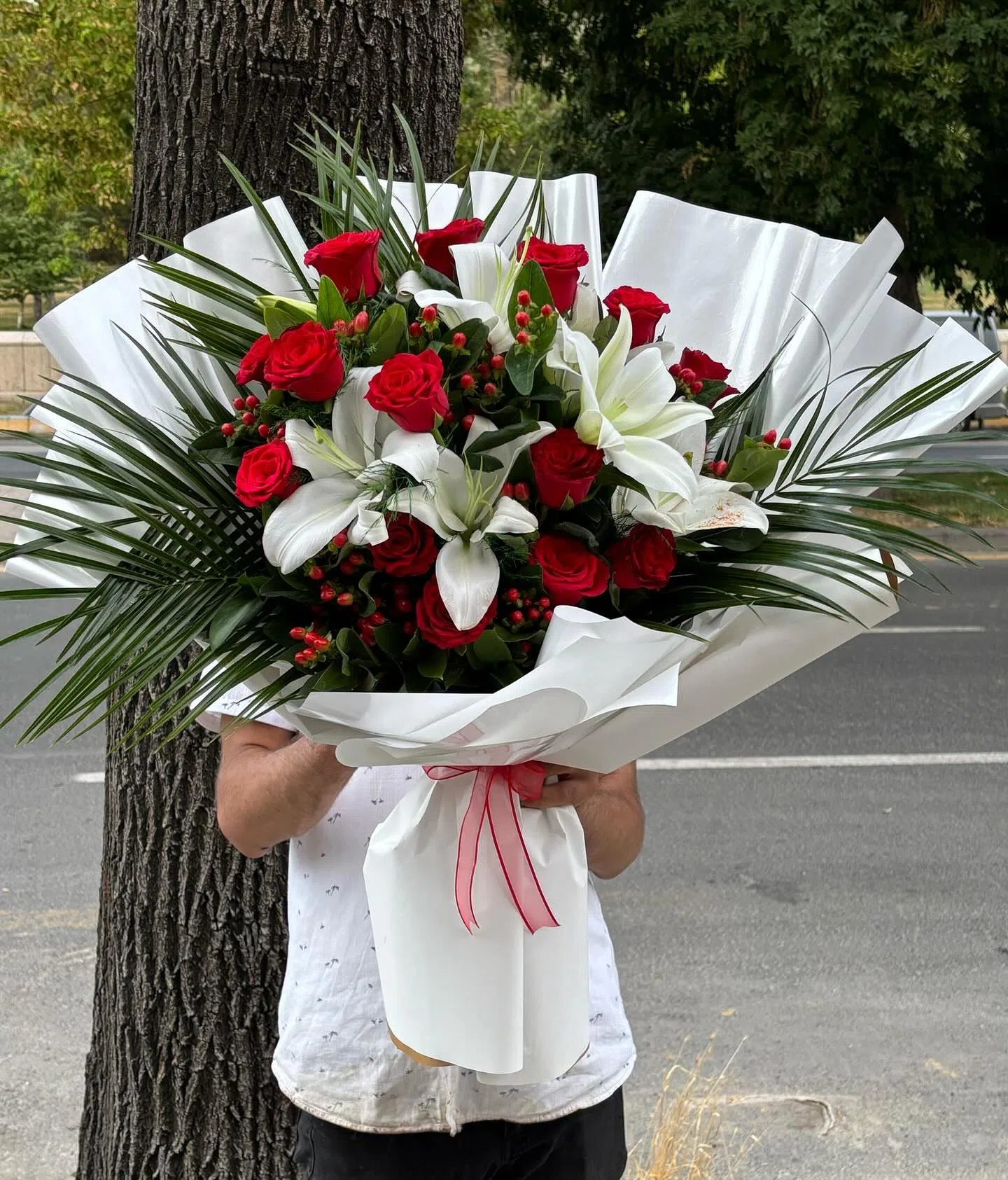 Kırmızı Gül ve Beyaz Lilyumdan Gösterişli Premium Buket