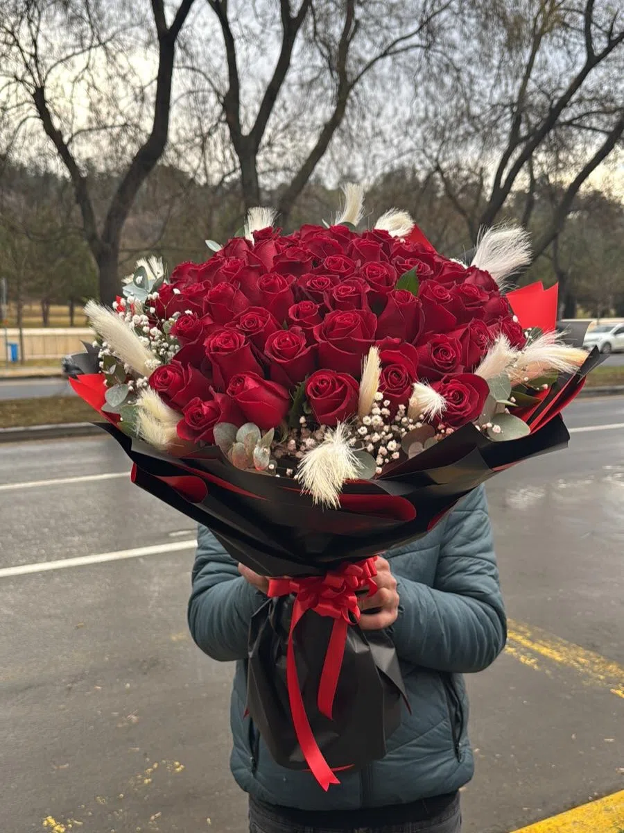 Premium Kırmızı Gül Buketi – Siyah Ambalajlı Özel Tasarım
