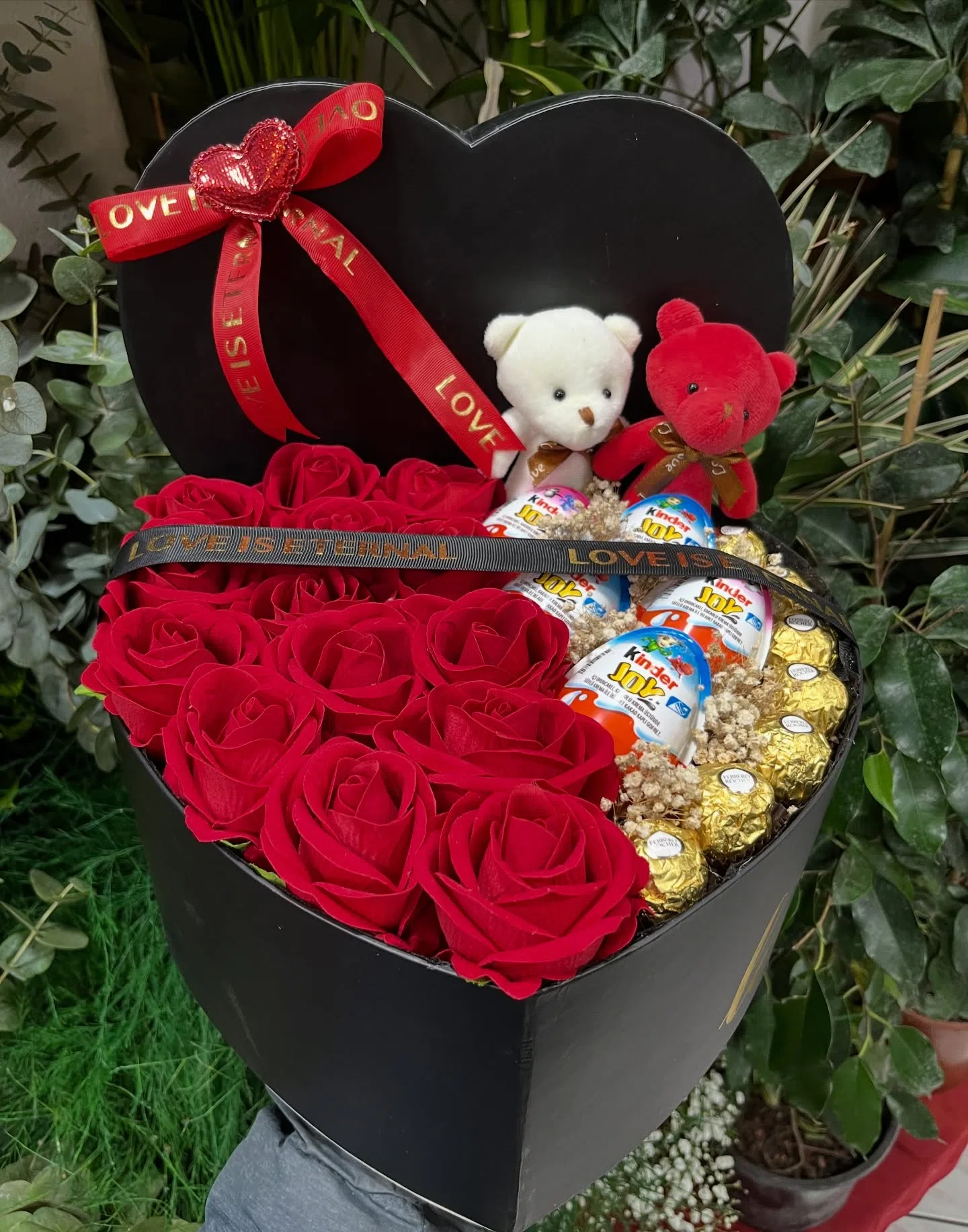 Premium Kalp Kutusunda Kırmızı Gül ve Çikolata Aranjmanı – Aşkın En Tatlı Hali!