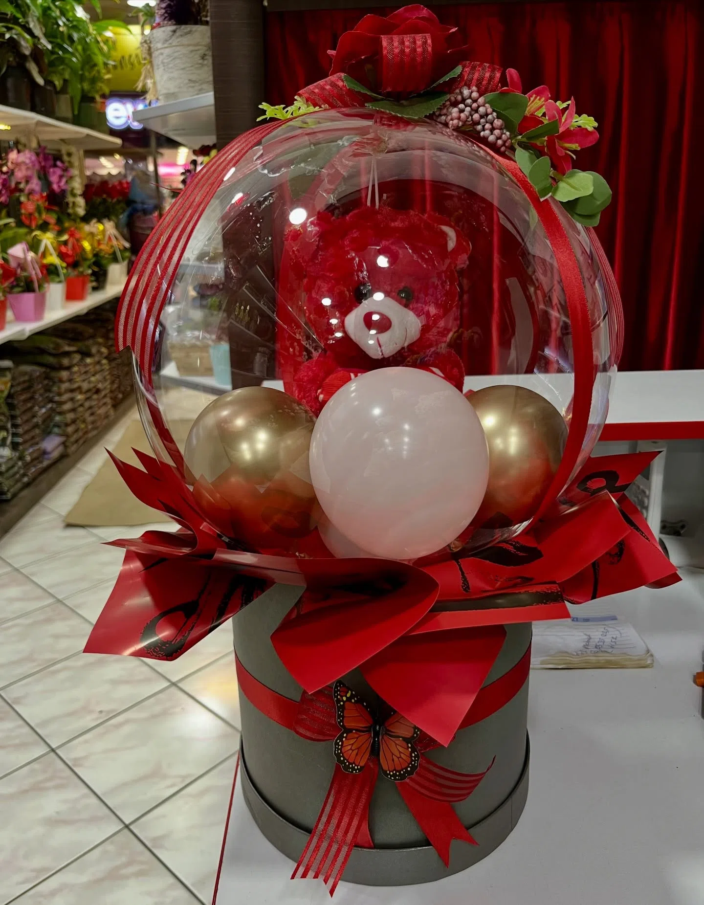 Balon İçinde Peluş Ayıcık – Romantik ve Şık Hediye Tasarımı