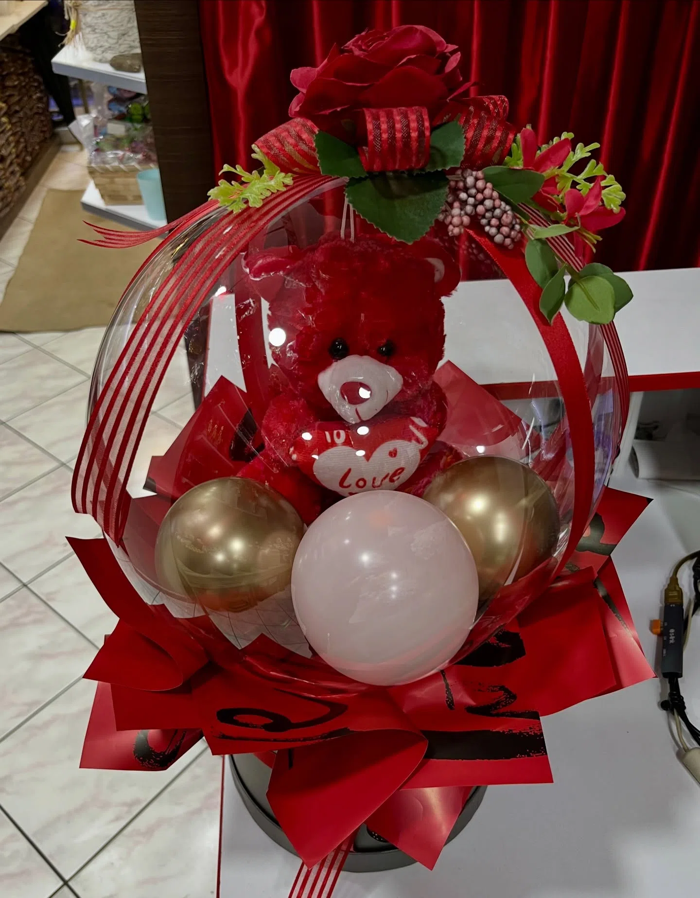 Balon İçinde Peluş Ayıcık – Romantik ve Şık Hediye Tasarımı