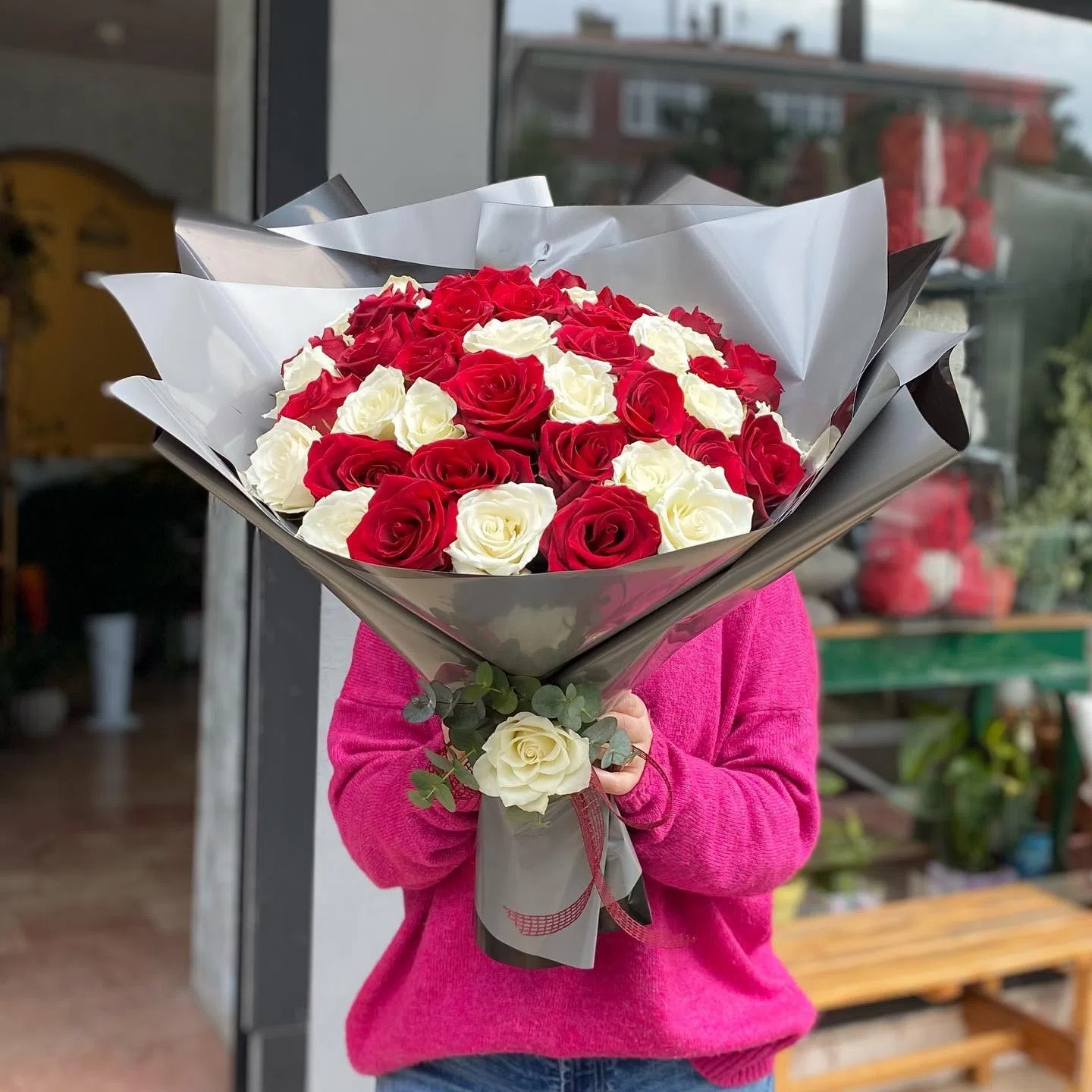 Kırmızı & Beyaz Gül Buketi – Aşkın ve Zarafetin Büyüleyici Uyumu