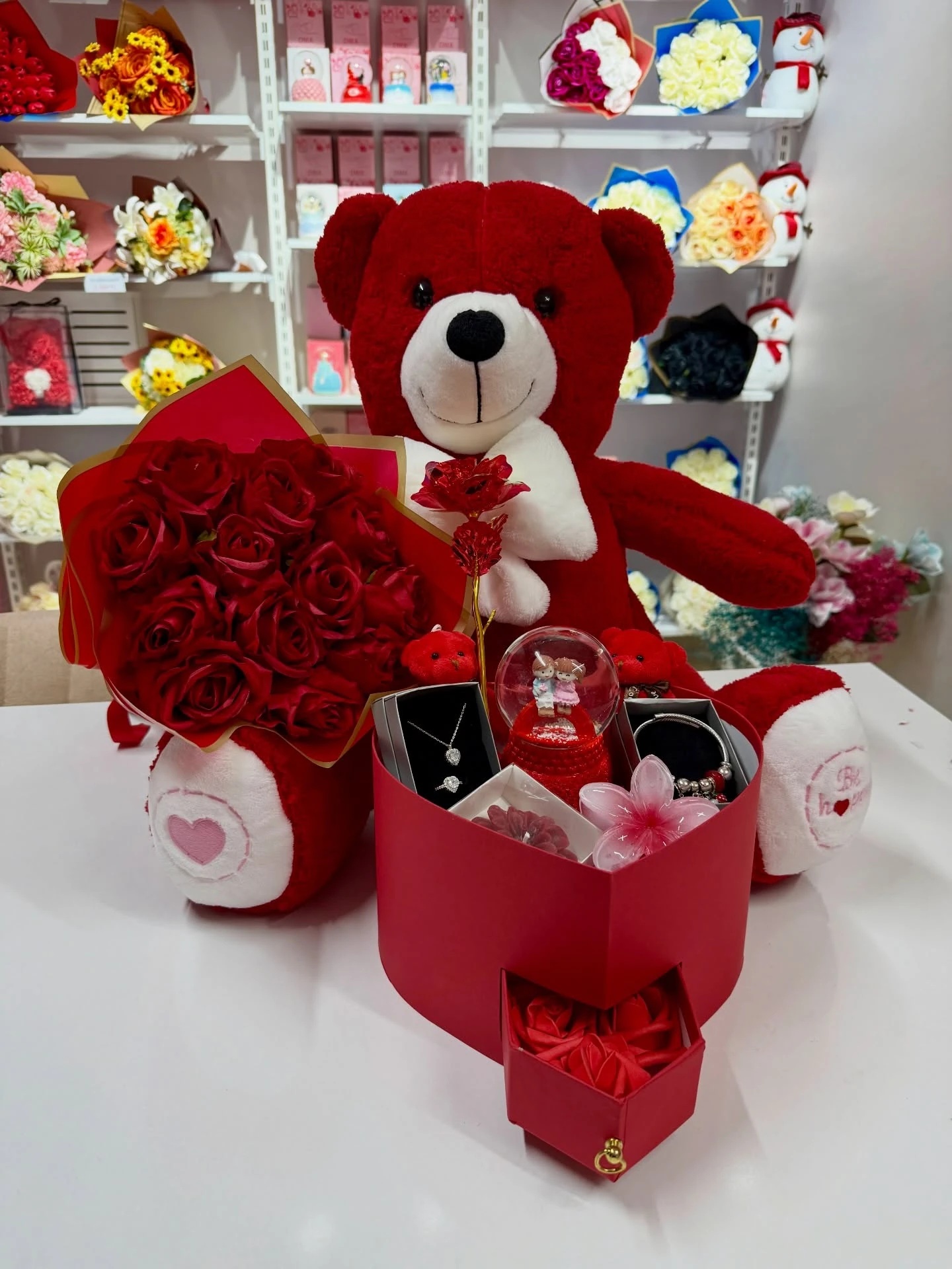 Kırmızı Peluş Ayıcık, Kırmızı Gül Buketi ve Kalp Kutulu Romantik Hediye Seti